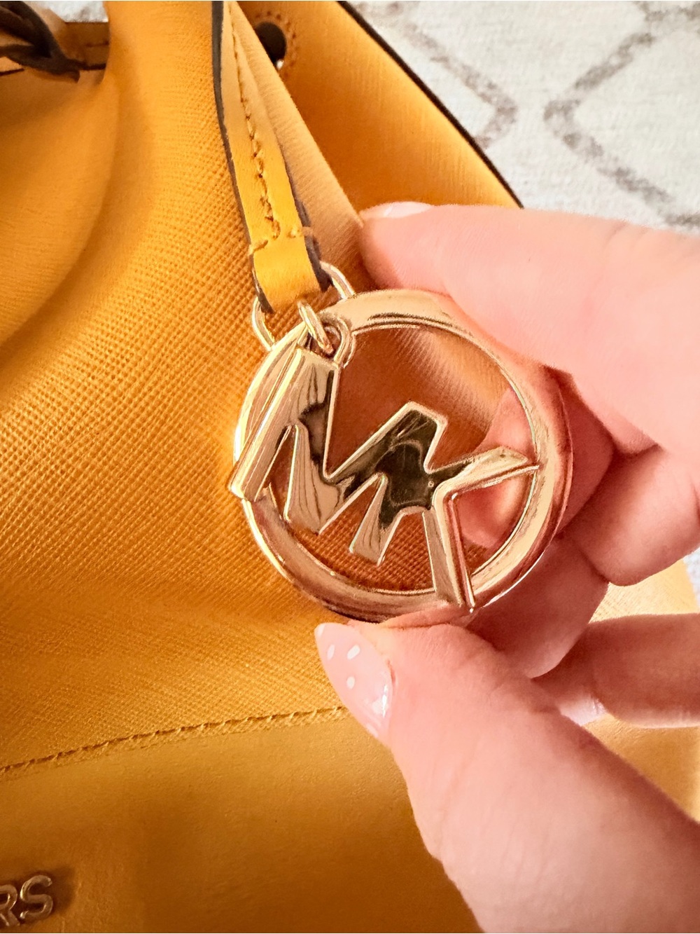 Michael Kors Trista Bucket Bag Mustard Yellow Saffiano Shoulder Bag - Picture 3 of 12